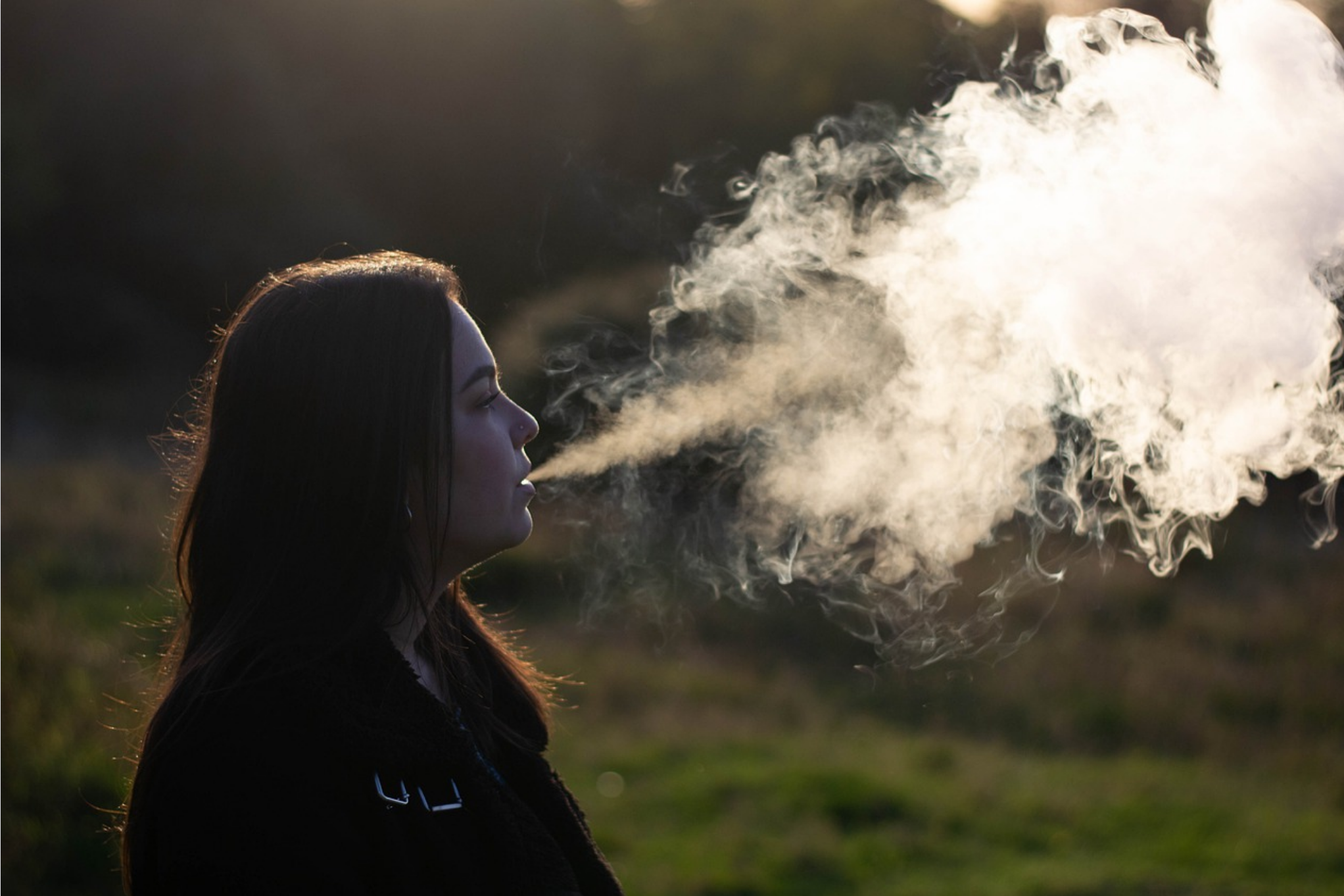 Парить или курить. Дым. Пар от вейпа девушка. Девушка в дыму. Дым фото.